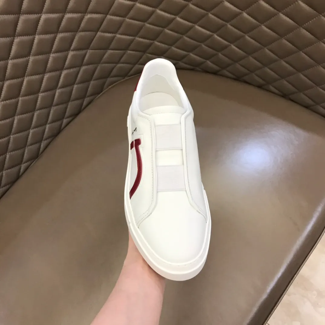 p400【Salvatore Ferraga**】New men's low-top casual shoes! Top-quality cow products, original lasts, made of imported cowhide, first-class texture, first-layer sheepskin lining! Original outsole! The details are exquisite and the style is versatile and upscale! Decorated with a three-dimensional Gancini logo, the back of the tongue and lace-up piping add a pop of color. The high-tech sole features a holographic pattern and Gancini details, making it ideal for a practical yet stylish everyday look. Code number 38-44 (45 can be customized)